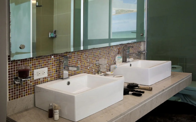 Beachfront Upscale House in Telchac