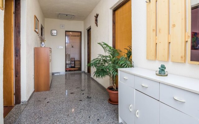 Vibrant Apartment in Vir near Sea