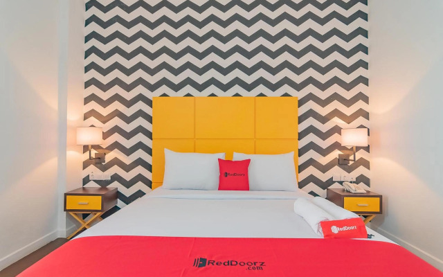 RedDoorz Premium @ Hotel Hebat