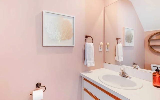 Linger Longer by Avantstay Key West Walkable Gated Community, Shared Pool Week Long Stays Only