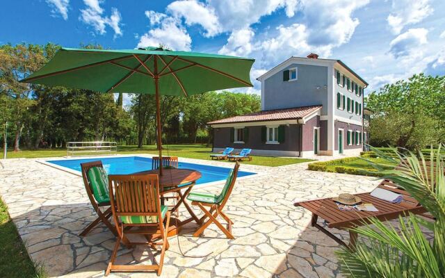 Stunning Home in Valbandon With Wifi and 6 Bedrooms