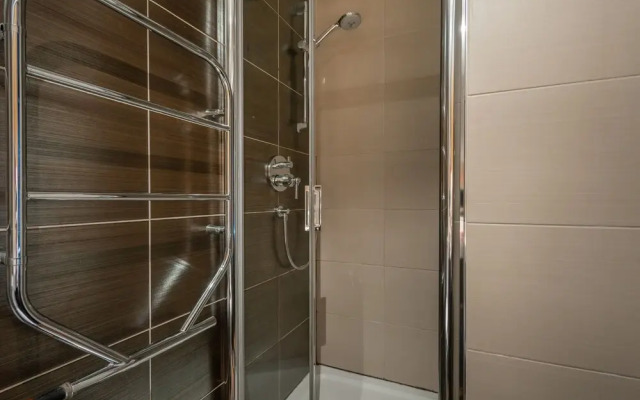 Platinum Apartment in Kensington 9941