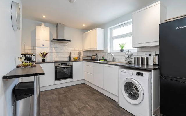 JOIVY Charming 4-Bed House Near The Hoe Park