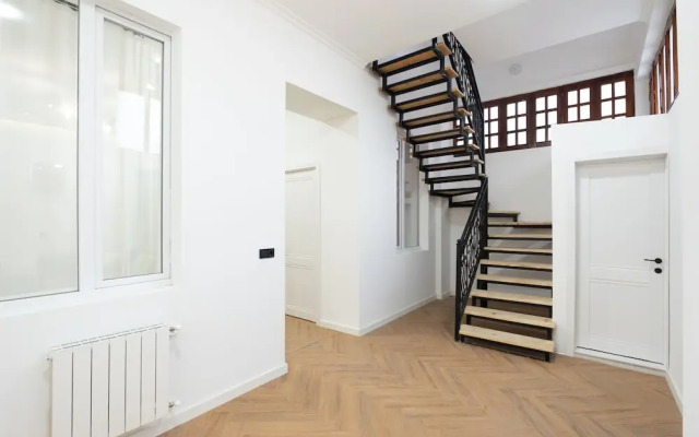 Chic & Modern 4BR Home in Old Tbilisi