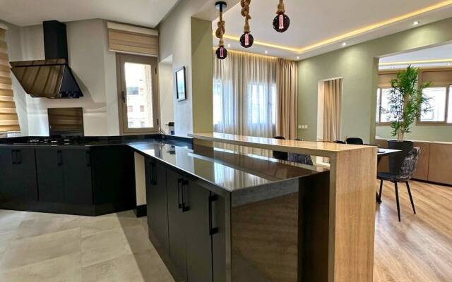 The Tropical Luxury 2BR City Centre Retreat