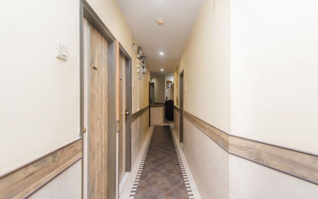 OYO 13105 Hotel Blue Diamond
