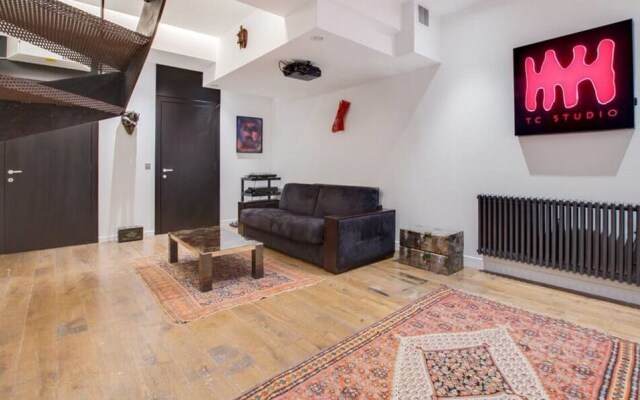 Modern Industrial 80m2 Apartment Near Bastille