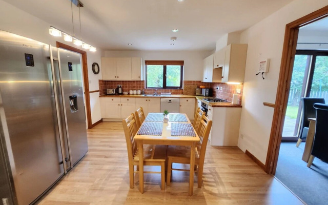 Boutique 4-Bed Home in Inverness