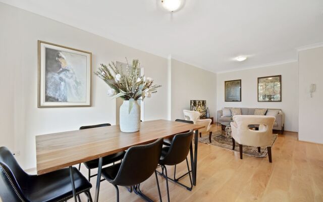 HomeHotel - Luxury Close to Train Station