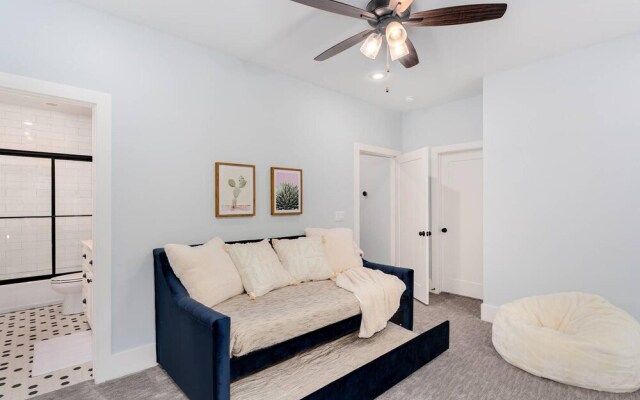 The Brownstone - 1 Block From Dtwn Square