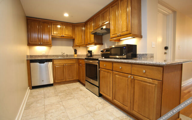 Hosteeva French Quarter Luxury Condo