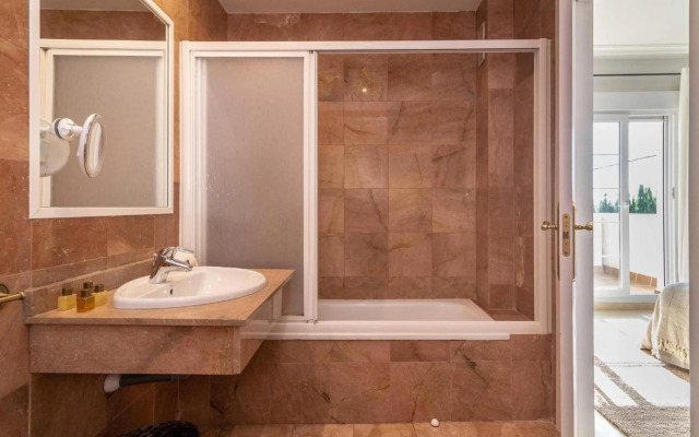 Puente Romano Modern flat, Best location in town