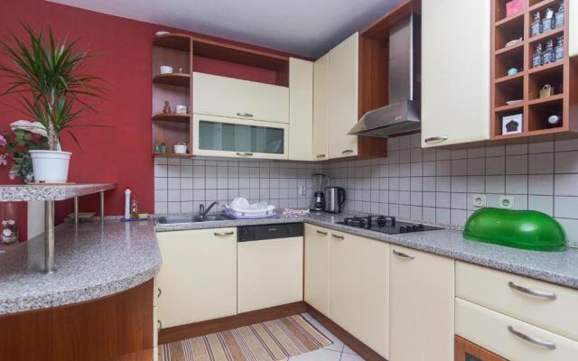 Apartment and room Marin Makarska