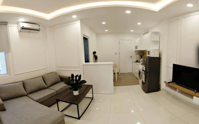 Smiley Apartment 8