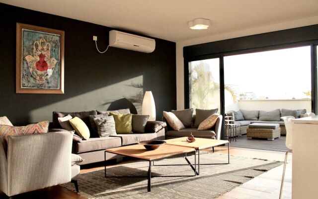 Stunning Duplex Near the Sea