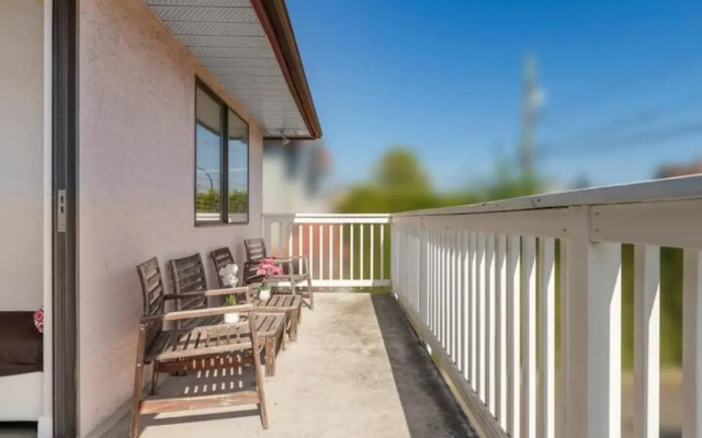 Huge 4 Bedroom Upper Suite