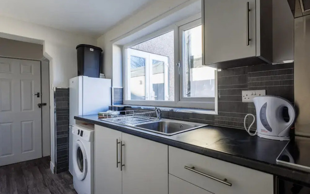 Darlington 4Bd Home: Modern Comfort & Free Parking