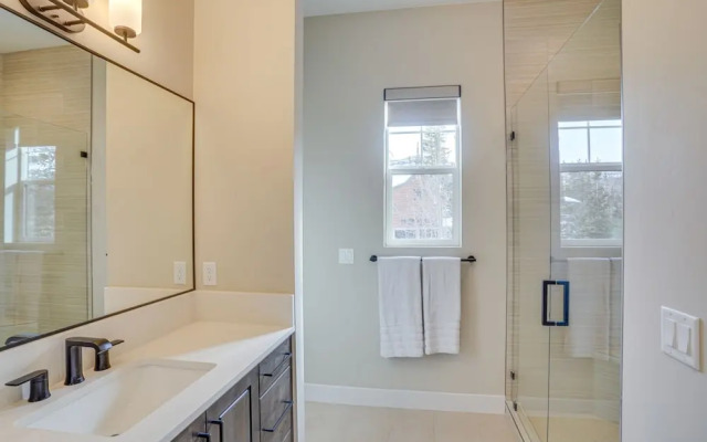 Spacious Utah Escape w/ Balcony & Mountain Views!