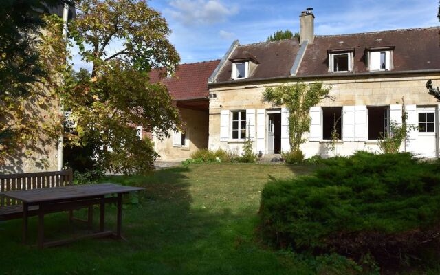 Modern Mansion in Machemont with Private Garden