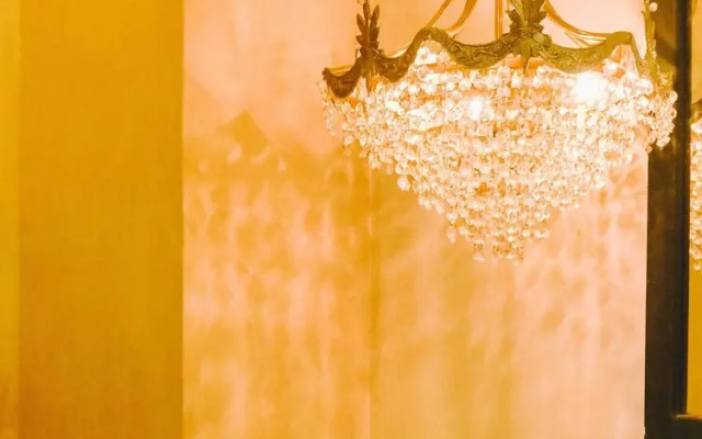 Hiphipstay - The Colonial