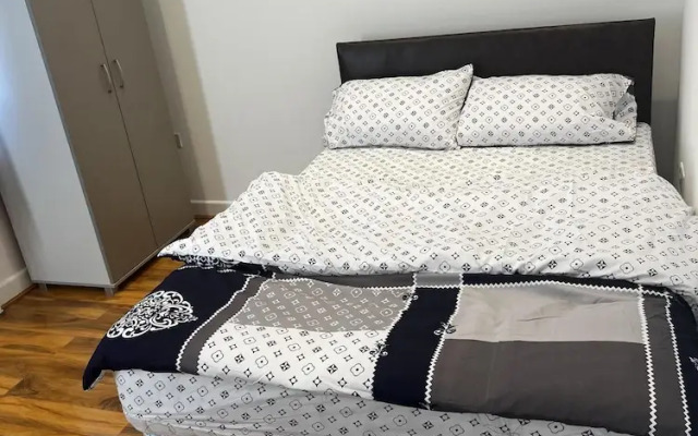 Lovely 6-bed House in Windsor