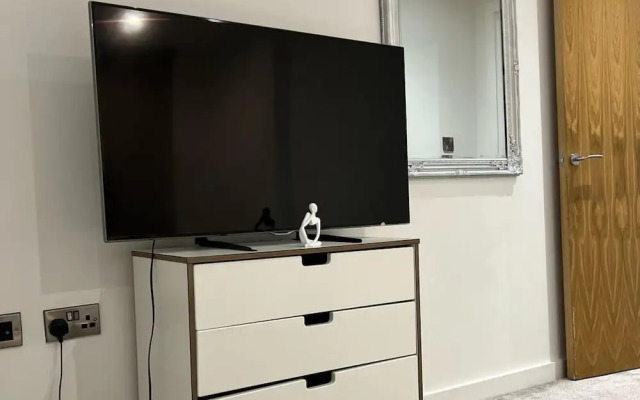 Stylish 2-bed Apt-private Parking-10mins to Centre