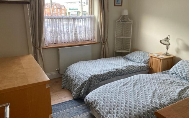Broxbourne Two-Bedroom Apartment Close To Amenities