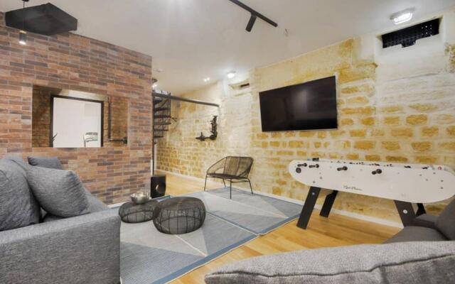 Amazing 10bed in the heart of le marais and suprises...