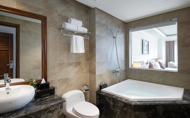 Monarque Hotel