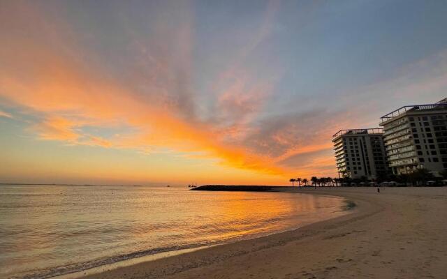 Art-Centric Signature Apartment With Beach-View