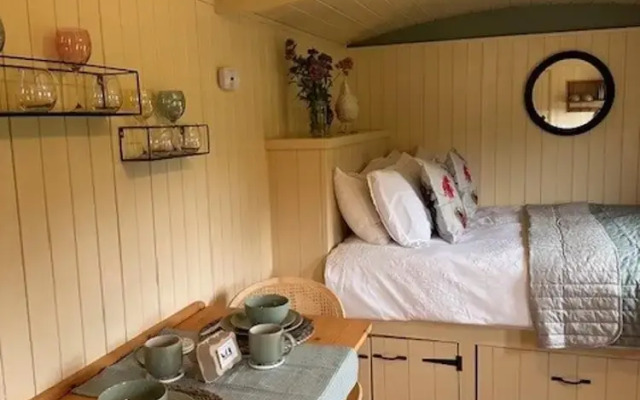 Shepherdshut-cotswolds-petfriendly-woodburner