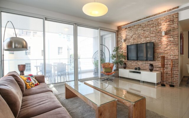 High Standard Seaside Apartment w/ Parking