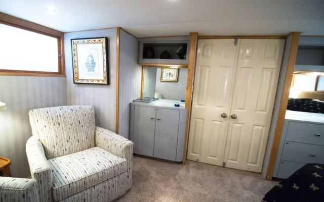 Ocean Romance Dockside B and B Yacht Hotel