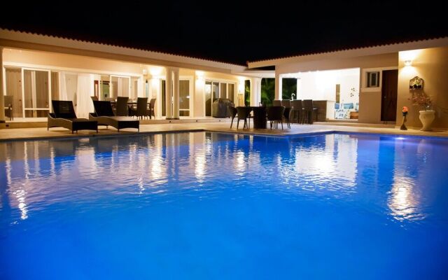 Villa with 4 Master Bedrooms w En-suite Bathrooms