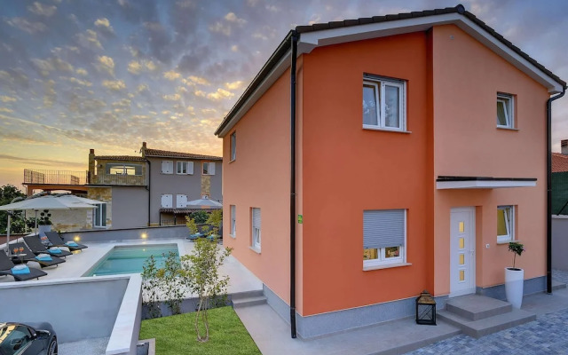 Modern Villa With Pool and Parasol in Pula