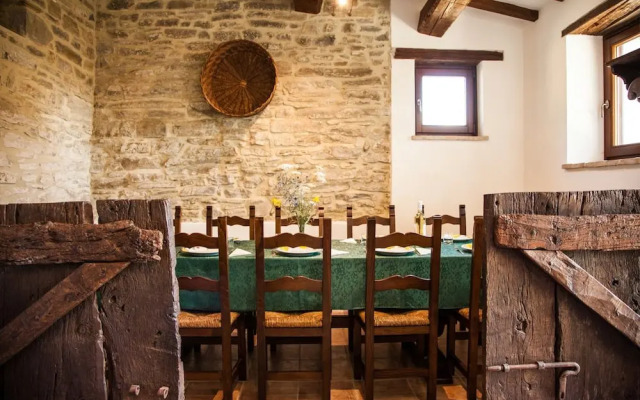 Casale Belvedere con piscina nel bosco