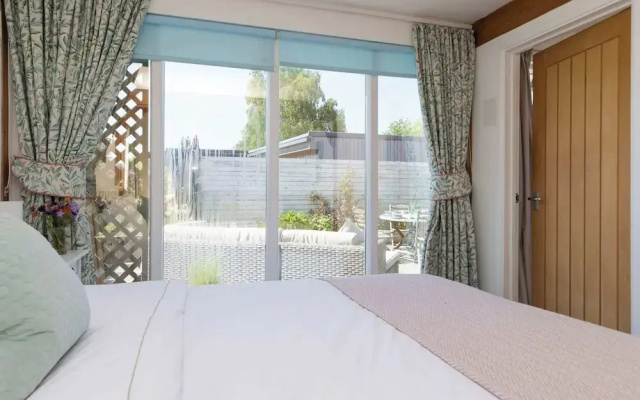 Spacious Coastal Retreat for 10 in West Wittering