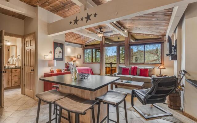 Laurelwood Condominiums Studio Premier Unit 309