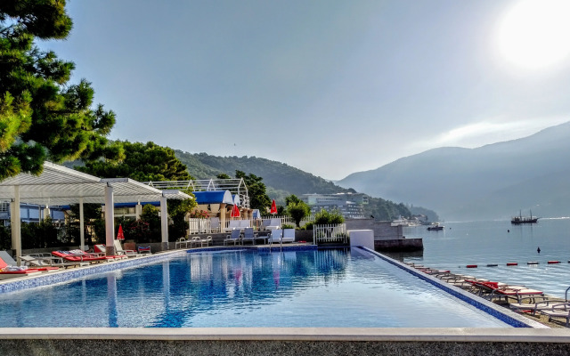 Carine Hotel Delfin