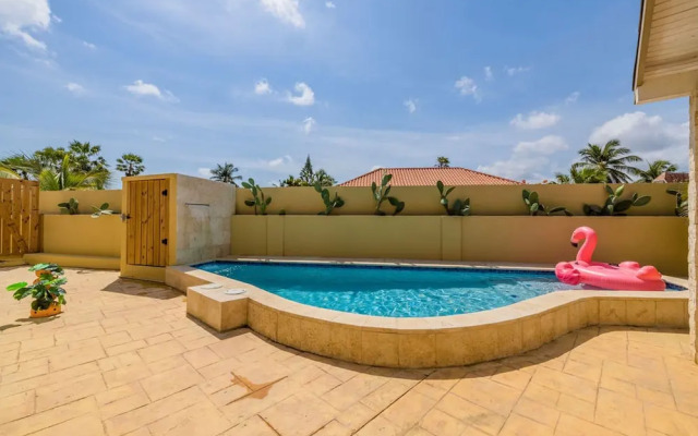 Cozy Central 4br3ba Home w Pvt Pool Largegarden