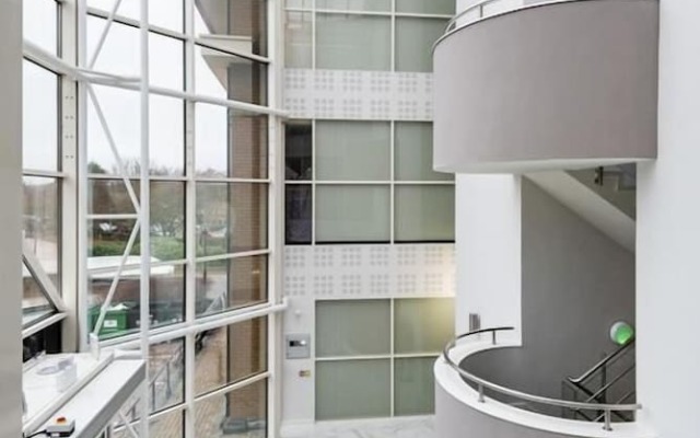 Deluxe Heathrow Apartments & Parking