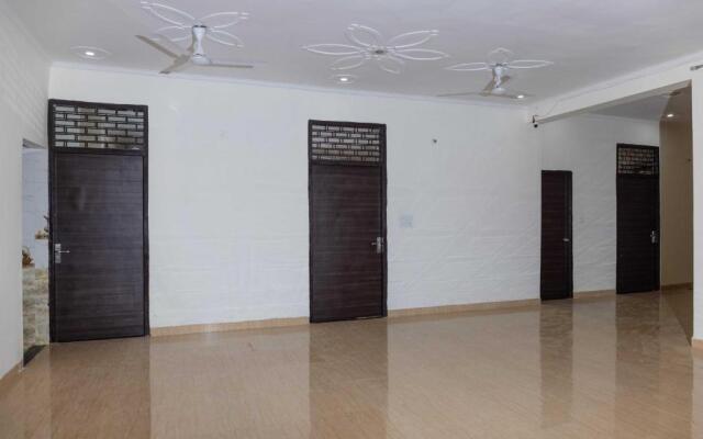 OYO Hotel Pinaki Stay Near Noida Sector 51 Metro Station
