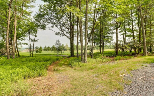 Outdoor Theater, Deck & Fire Pit: Poconos Retreat