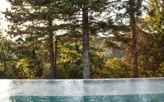 Casale Belvedere con piscina nel bosco