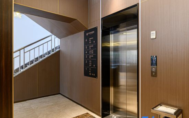 Qingdao Shiguang Hotel (May Fourth Square Ningxia Road Subway Station)