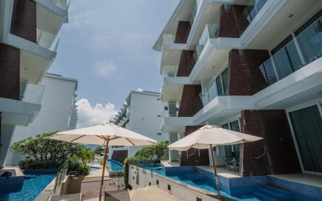 Maroon Studio at the Beachfront