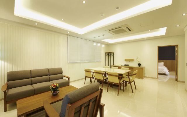 Hotel B