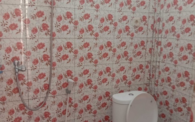 EXPRESS O 91722 Home Stay Dan Sewa Mobil Jhon's Family – Bathroom – Labuan Bajo