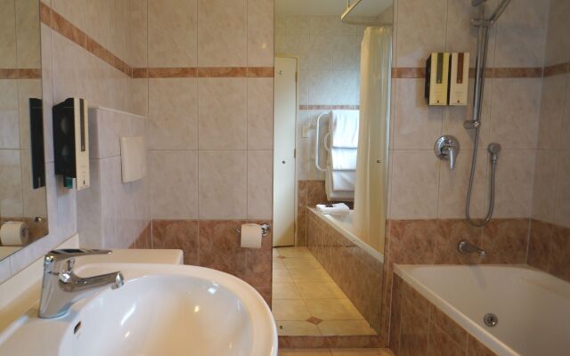 Cornwall Park Motor Inn