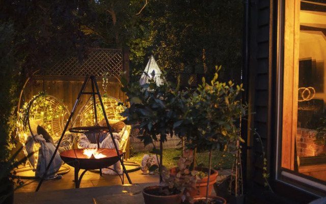 Romantic Lodge on Edge of Nature Reserve